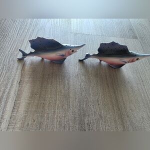 Elegant Blue and Pink Fish Decor